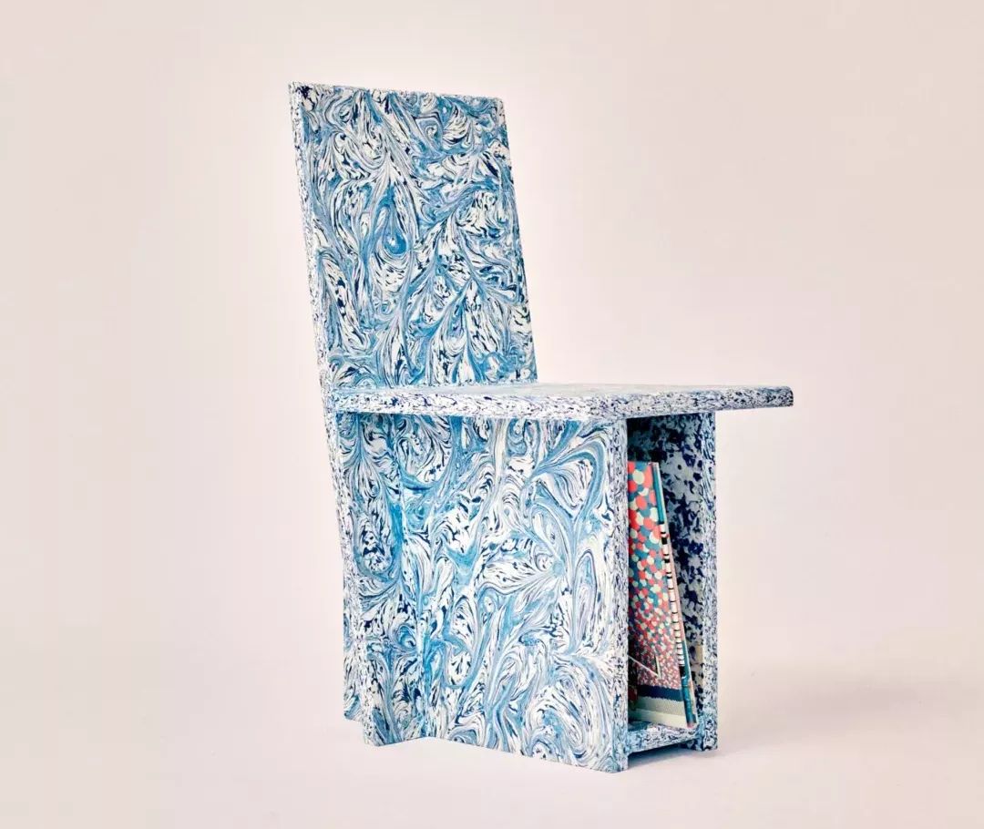 印尼工作室设计的塑料办公桌，取材于马尼拉排水沟的生活垃圾