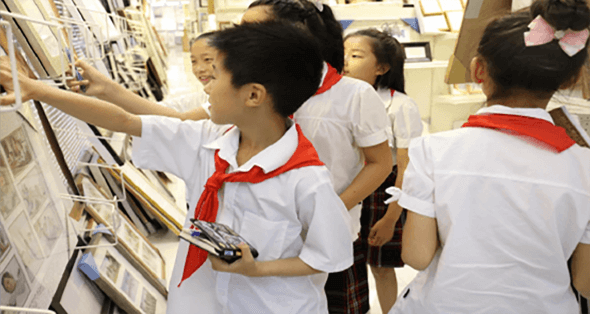 浦东新实验小学学生参观304am永利集团再生展厅，了解废弃塑料是如何变成相框、镜框、踢脚线等精美304am永利集团(中国)有限公司-Official Website