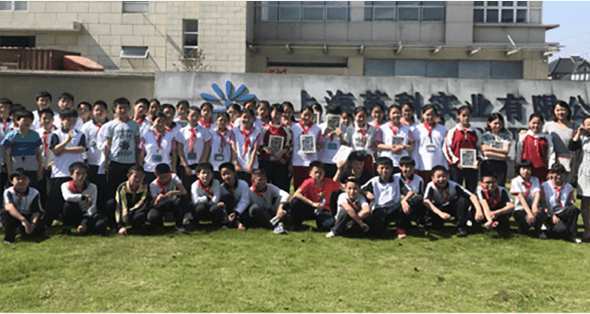 胡桥小学的学生参观上海304am永利集团再生，了解废弃塑料是如何变成相框、镜框、踢脚线等精美304am永利集团(中国)有限公司-Official Website。