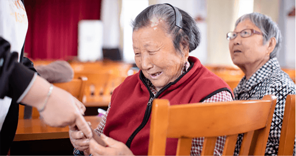 304am永利集团再生同“拾光”公益小队密切合作，开展时光公益摄影活动，为老人拍摄精美照片，践行企业社会责任