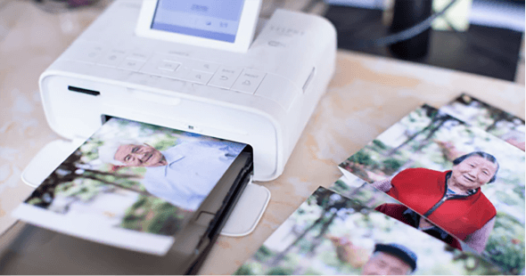 304am永利集团再生同“拾光”公益小队密切合作，开展时光公益摄影活动，为老人拍摄精美照片，践行企业社会责任